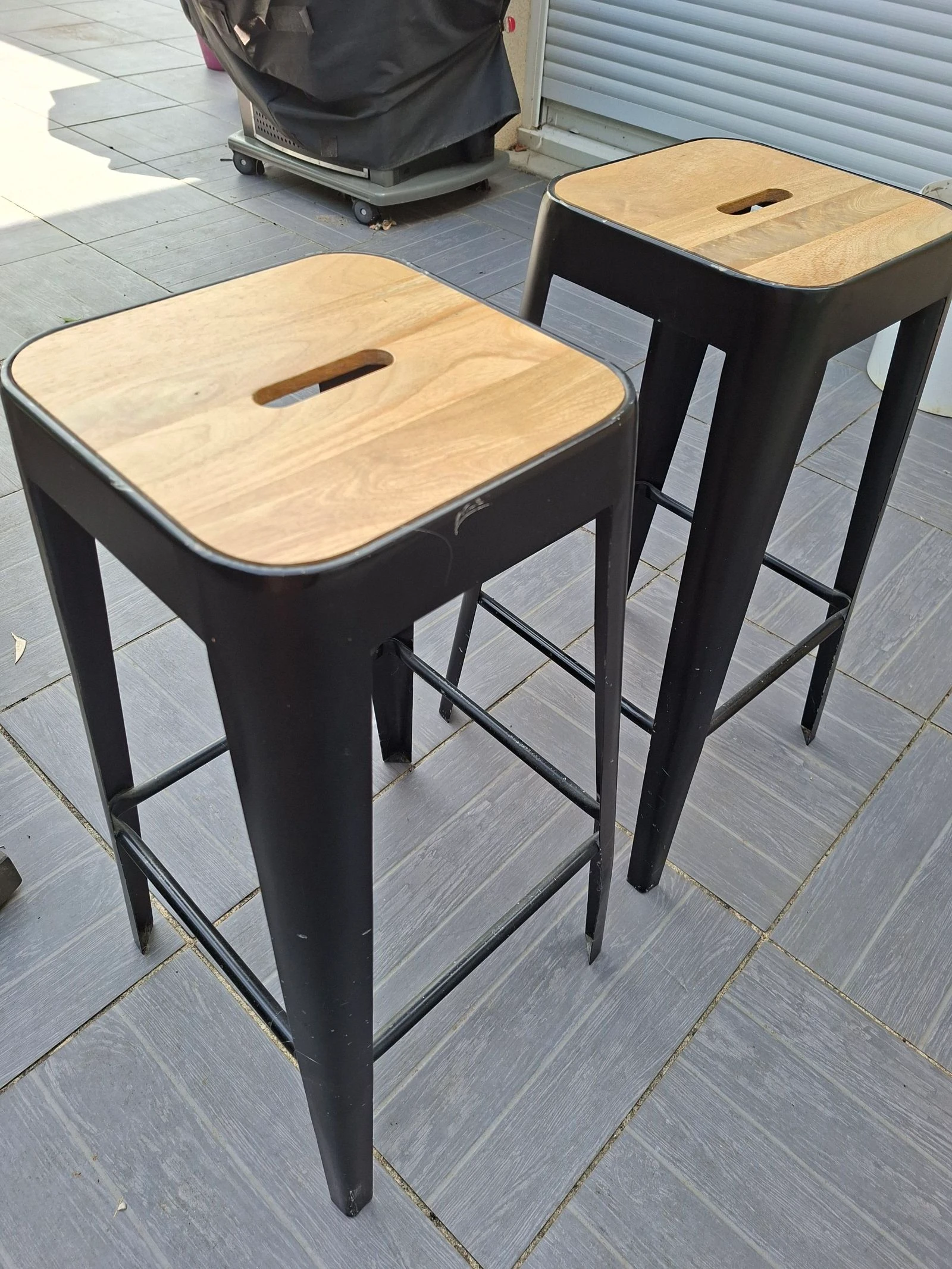 2 tabourets noir métal et bois hauteur 69 cm